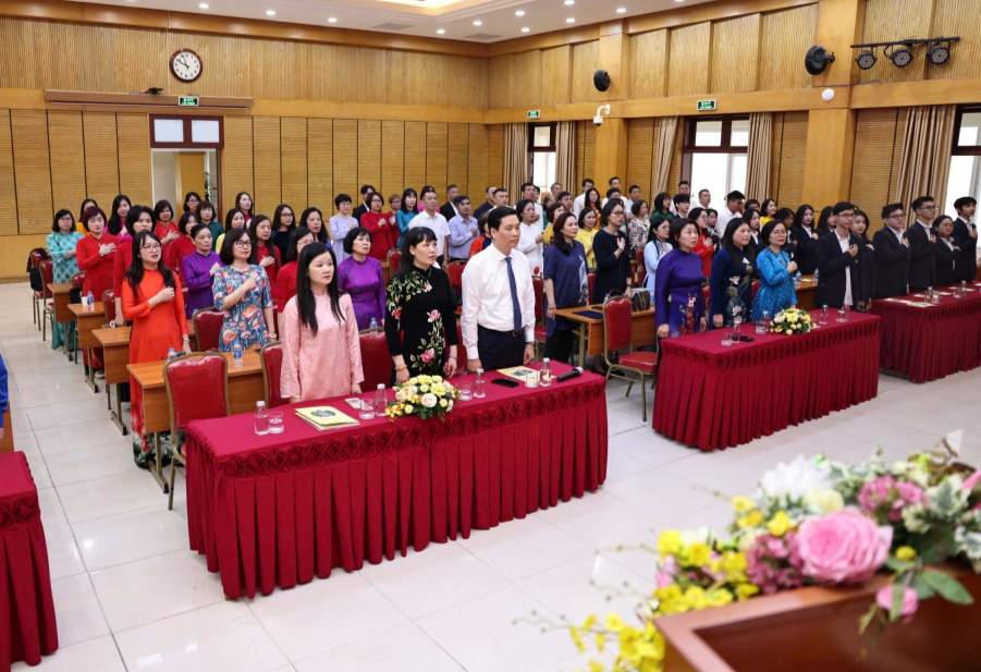 Các đại biểu tham dự lễ kết nạp Đảng của Đảng bộ Trường THPT Việt Đức. (Ảnh: Thanh Tùng)