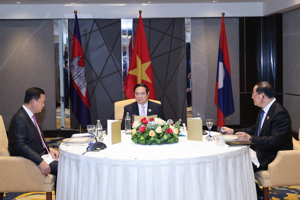 Thủ tướng Phạm Minh Chính chủ trì cuộc ăn sáng làm việc với Thủ tướng Vương quốc Campuchia Samdech Thipadei Hun Manet và Thủ tướng CHDCND Lào Sonexay Siphandone - Ảnh: VGP/Nhật Bắc