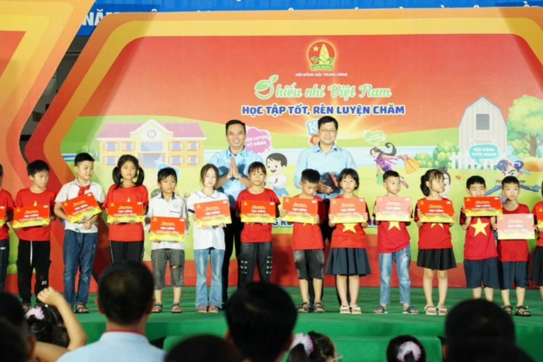 Các vị đại biểu trao học bổng đến thiếu nhi có hoàn cảnh khó khăn
