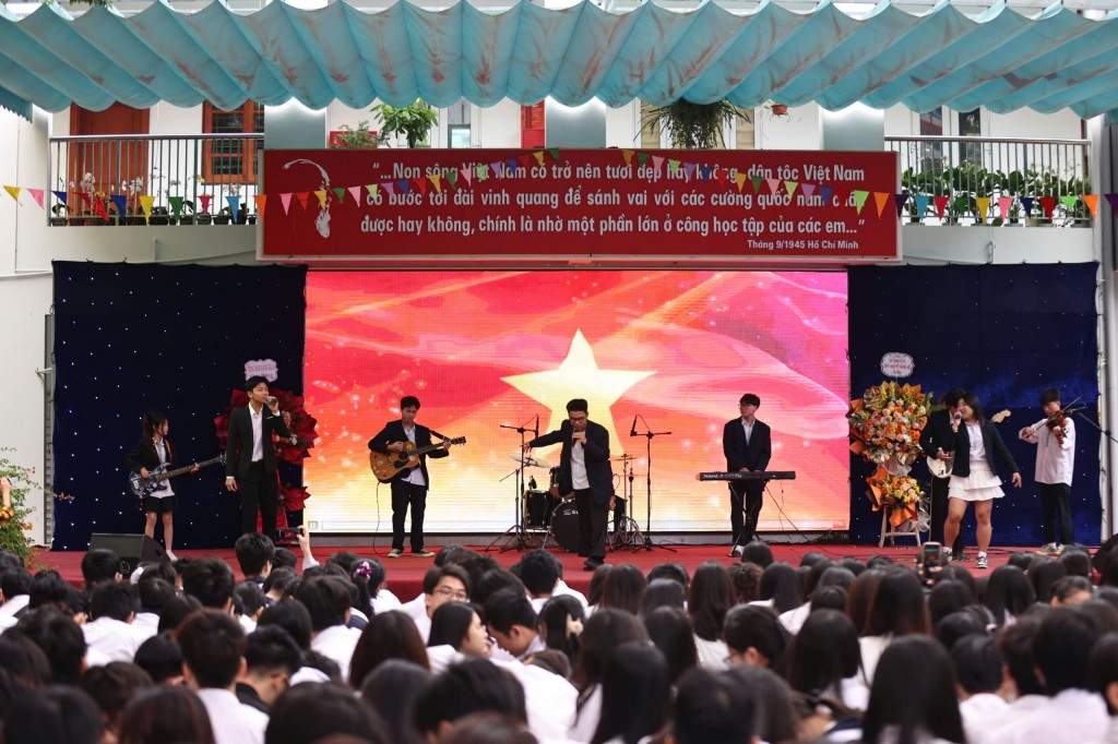 Học sinh Trường THPT Đoàn Kết - Hai Bà Trưng với tiết mục văn nghệ đặc sắc trong lễ bế giảng năm học. (Ảnh: Thanh Tùng)