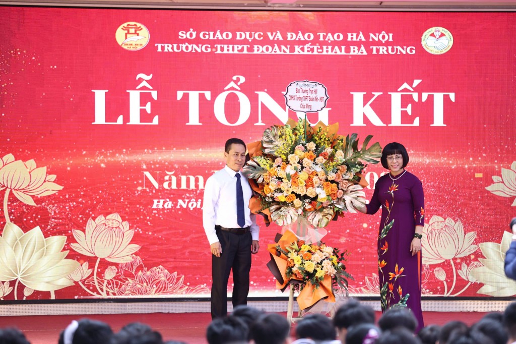 Đại diện cha mẹ học sinh chúc mừng nhà trường trong lễ bế giảng năm học. (Ảnh: Thanh Tùng)