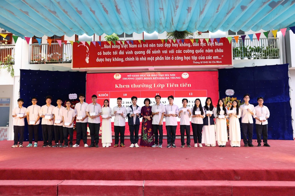 Trường THPT Đoàn Kết - Hai Bà Trưng tuyên dương học sinh tiêu biểu