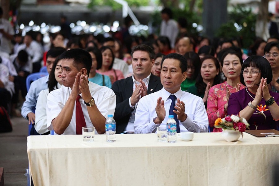 Thầy cô giáo, phụ huynh cùng chung vui với học sinh trong lễ bế giảng. (Ảnh: Thanh Tùng)