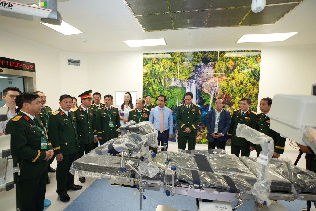 Các đại biểu  tham quan công trình bệnh viện đa khoa 1.000 giường.
