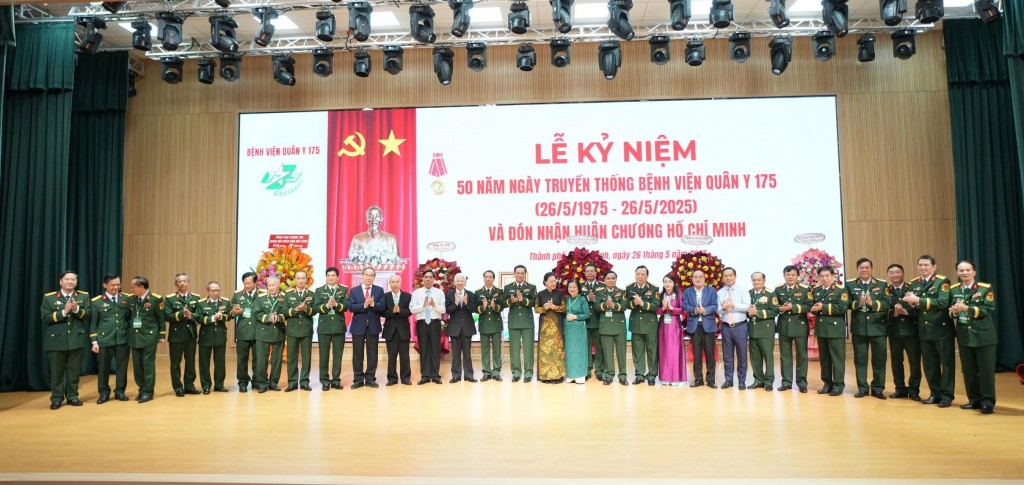 Các đồng chí đại biểu lãnh đạo tại buổi lễ
