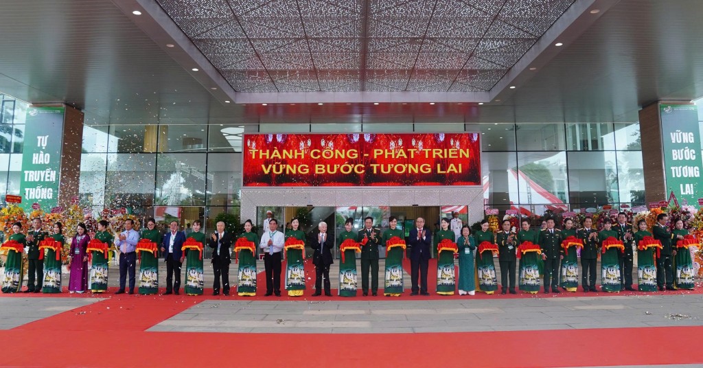 Các đại biểu thực hiện nghi thức khánh thành