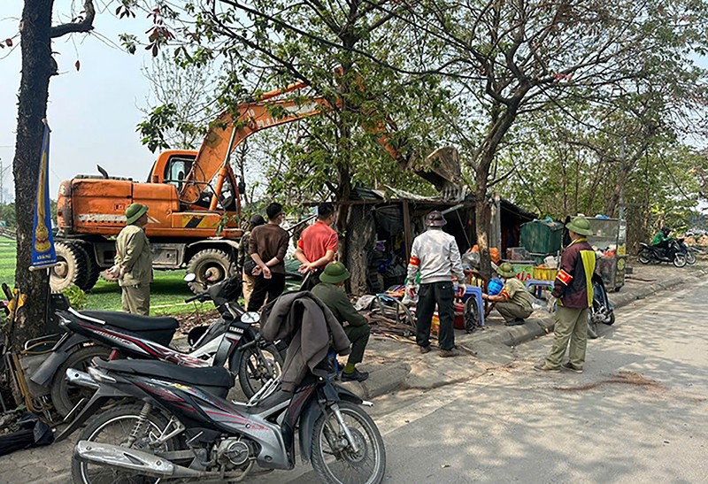 Lực lượng chức năng quận Nam Từ Liêm tiến hành phá dỡ các lều lán vi phạm trên đất nông nghiệp tại phường Mễ Trì