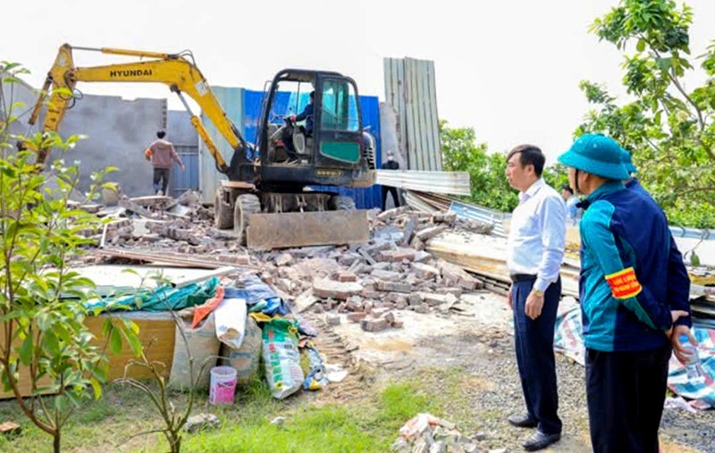 Lực lượng chức năng cưỡng chế công trình xây dựng trái phép trên đất nông nghiệp tại huyện Quốc Oai