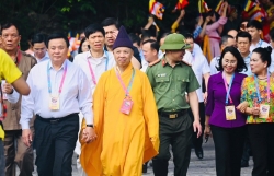 Quảng Ninh: hàng vạn Phật tử, du khách xếp hàng chiêm bái Xá lợi