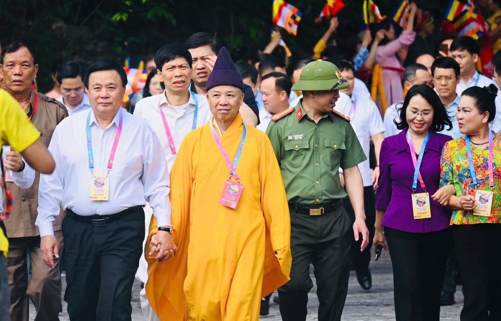 Quảng Ninh: hàng vạn Phật tử, du khách xếp hàng chiêm bái Xá lợi