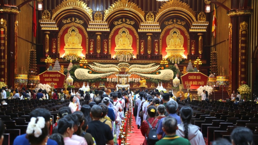 Quảng Ninh: hàng vạn Phật tử, du khách xếp hàng chiêm bái Xá lợi Quảng Ninh: hàng vạn Phật tử, du khách xếp hàng chiêm bái Xá lợi