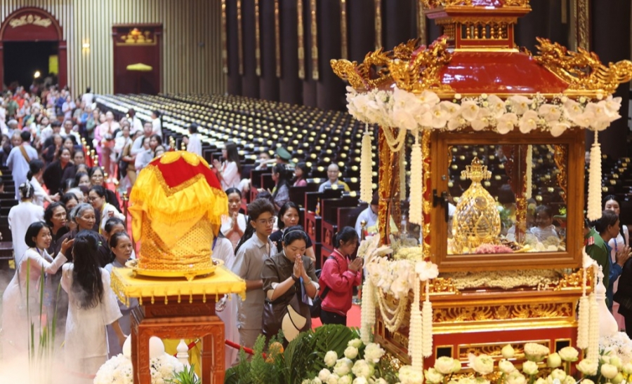 Đông đảo chư tăng, phật tử tham dự lễ cung nghinh xá lợi Đức Phật trong Cung Trúc Lâm Yên Tử. Đông đảo chư tăng, phật tử tham dự lễ cung nghinh xá lợi Đức Phật trong Cung Trúc Lâm Yên Tử.
