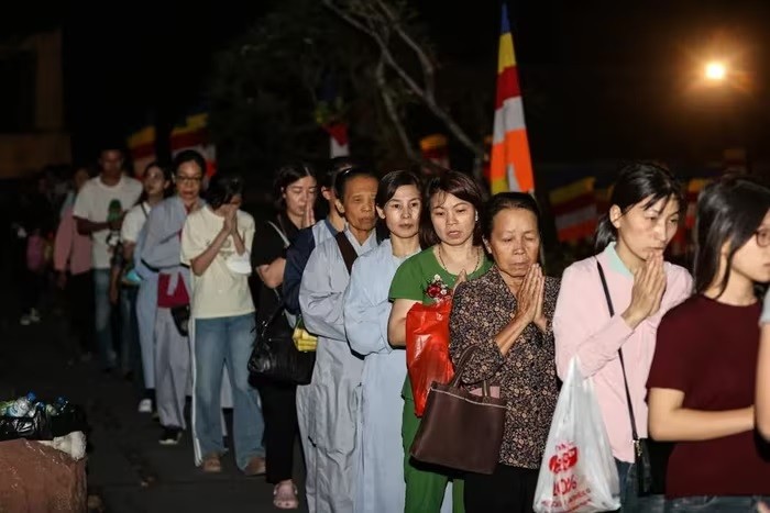 Dù tối muộn nhưng hàng ngàn người vẫn xếp hàng, bước từng bước nhỏ, niệm phật, chờ được bước vào cung Trúc Lâm, chiêm bái xá lợi Đức Phật.