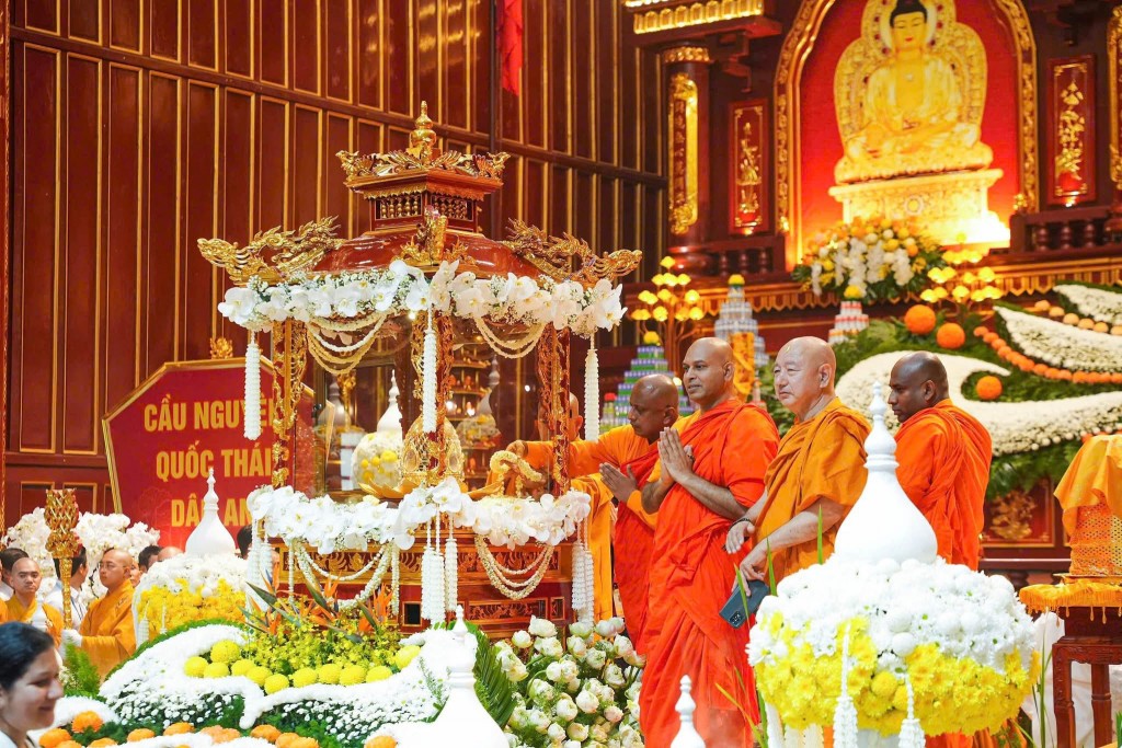 Lễ cung nghinh, an vị Xá lợi Đức Phật tại Cung Trúc Lâm Yên Tử được tổ chức với những nghi lễ trang trọng, linh thiêng.