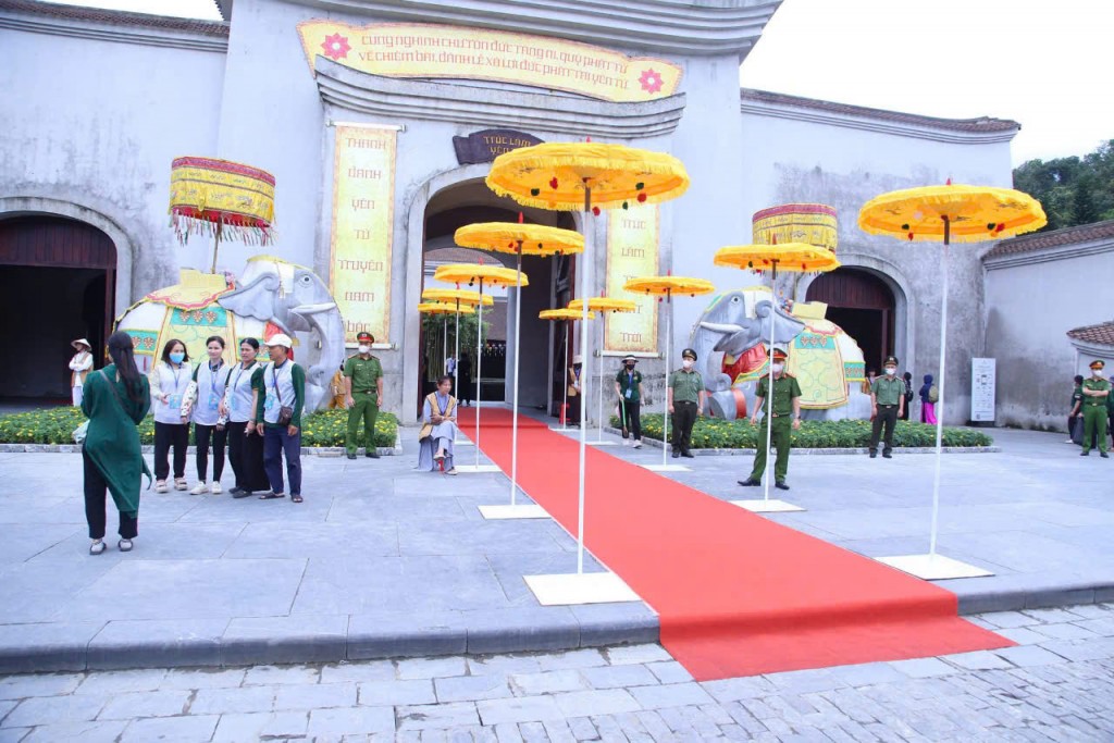 Công tác an ninh luôn nằm trong trạng thái tâp trung cao độ nhằm đảm bảo an toàn cho nhân dân tới chiêm bái.