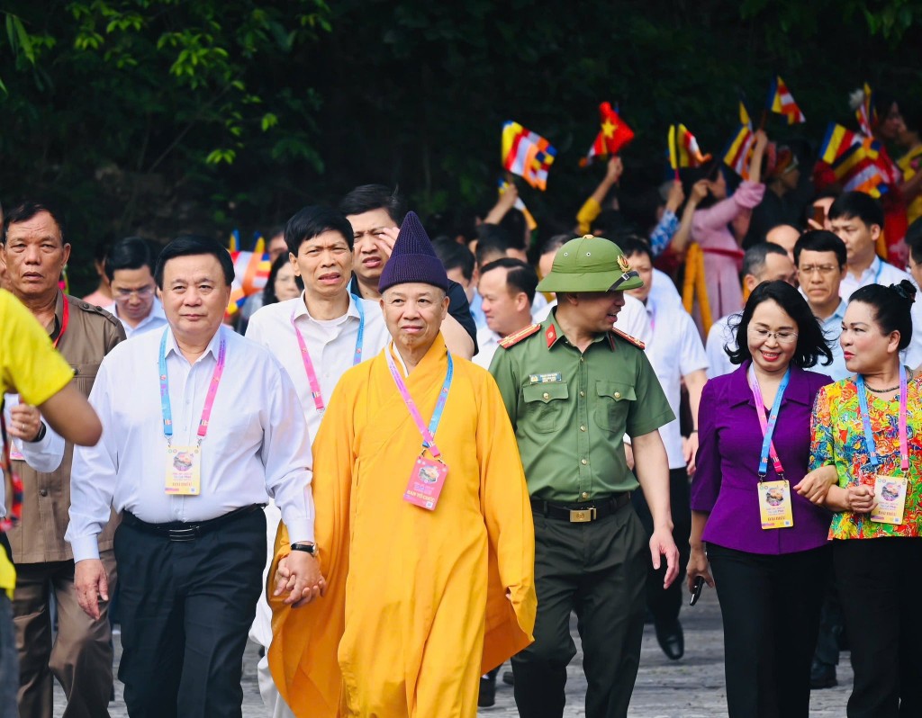 Thượng tọa Thích Thanh Quyết - Phó Chủ tịch Hội đồng Trị sự Giáo hội Phật giáo (GHPG) Việt Nam, Trưởng Ban Trị sự GHPG Việt Nam tỉnh Quảng Ninh cùng các lãnh đạo của tỉnh Quảng Ninh bước vào chiêm bái Xá lợi Đức Phật. Thượng tọa Thích Thanh Quyết - Phó Chủ tịch Hội đồng Trị sự Giáo hội Phật giáo (GHPG) Việt Nam, Trưởng Ban Trị sự GHPG Việt Nam tỉnh Quảng Ninh cùng các lãnh đạo của tỉnh Quảng Ninh bước vào chiêm bái Xá lợi Đức Phật.