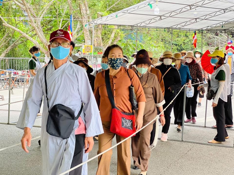 Trong dòng người đến chiêm bái, đảnh lễ xá lợi Đức Phật tại Quảng Ninh, phần lớn là những người dân, phật tử lớn tuổi. Trong dòng người đến chiêm bái, đảnh lễ xá lợi Đức Phật tại Quảng Ninh, phần lớn là những người dân, phật tử lớn tuổi.