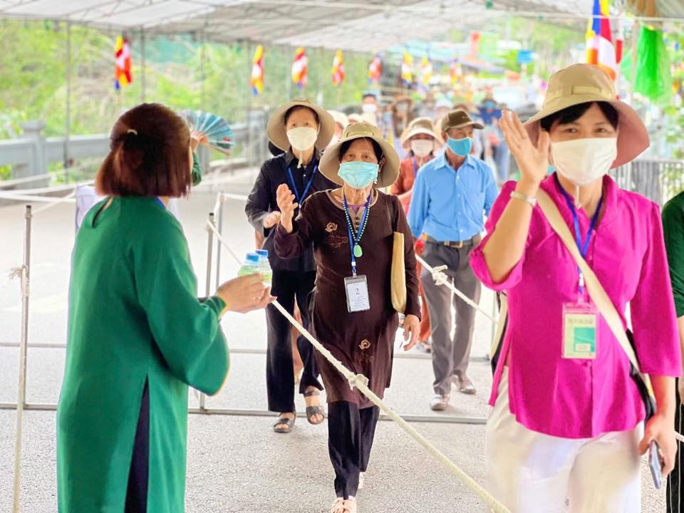 Các tình nguyện viên chuẩn bị nước uống, gói xôi, phát nước, xôi và quạt mát cho khách hành hương vào chiêm bái xá lợi Đức Phật, tại điểm gần bến xe. Các tình nguyện viên chuẩn bị nước uống, gói xôi, phát nước, xôi và quạt mát cho khách hành hương vào chiêm bái xá lợi Đức Phật, tại điểm gần bến xe.