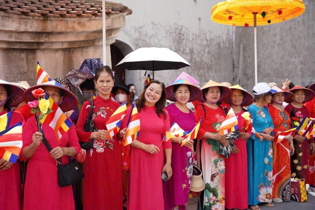 Du khách với những trang phục nhã nhặn, lịch sự và trang trọng hào hứng chờ được vào chiêm bái Xá lợi Đức Phật Du khách với những trang phục nhã nhặn, lịch sự và trang trọng hào hứng chờ được vào chiêm bái Xá lợi Đức Phật