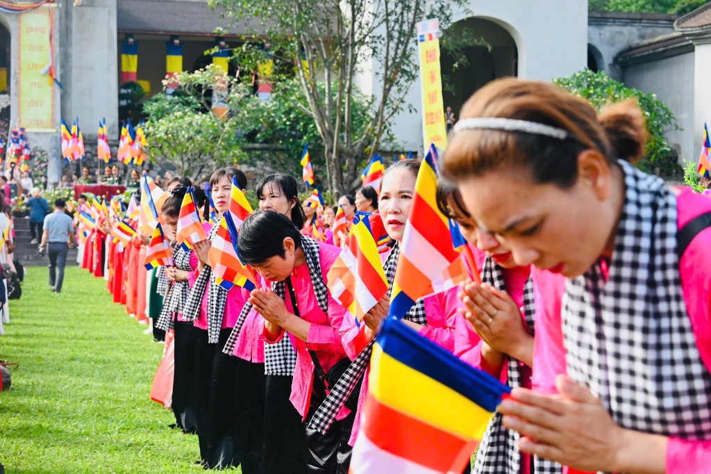 Hàng dài tăng ni, phật tử và người dân thành tâm, cung kính đứng chờ được vào chiêm bái, đảnh lễ Xá lợi Đức Phật.