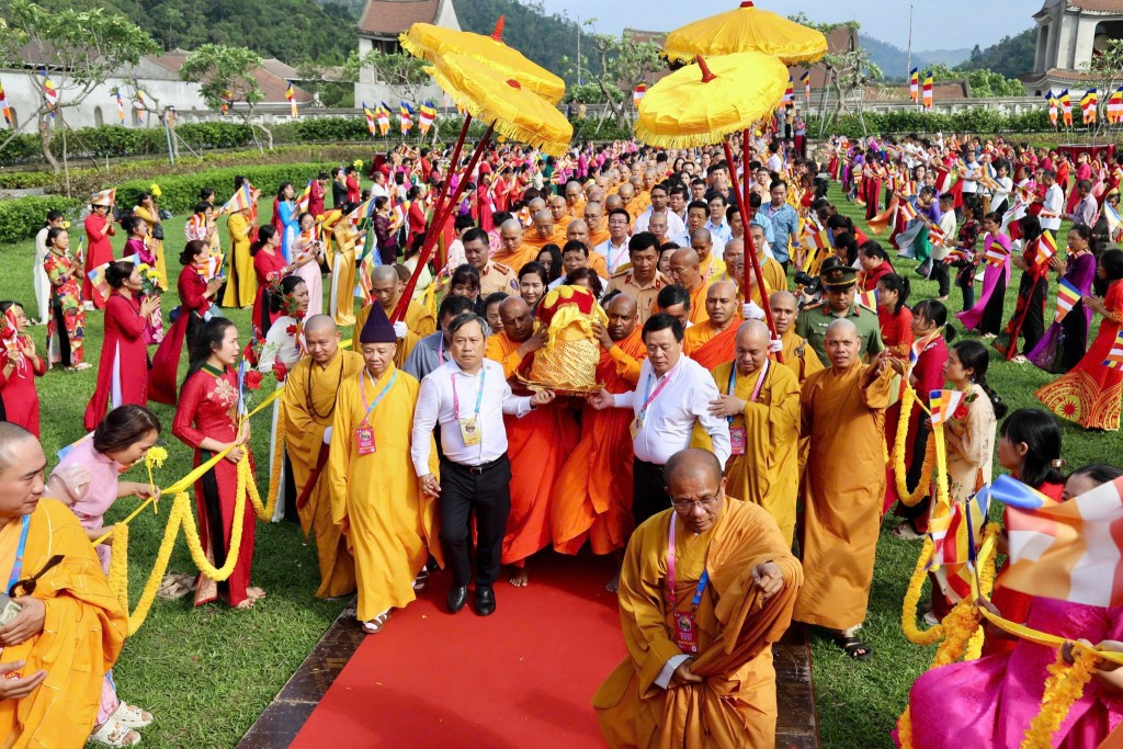 Các lãnh đạo Trung ương và địa phương, Giáo hội Phật giáo Việt Nam tỉnh Quảng Ninh tham gia đón rước xá lợi Đức Phật.