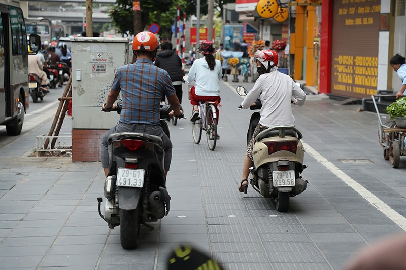 Khi không có bóng dáng CSGT, người dân sẵn sàng đi xe lên vỉa hè