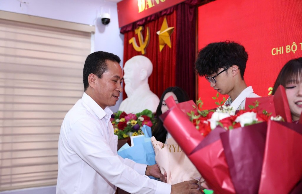 Hà Nội có thêm 4 học sinh ưu tú được kết nạp Đảng