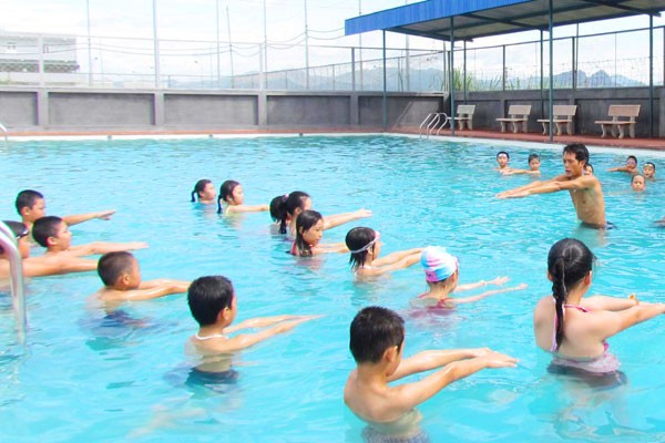 Phòng chống đuối nước và tai nạn thương tích là điều mà phụ huynh và nhà trường đều chú trọng, nhắc nhở con khi nghỉ hè