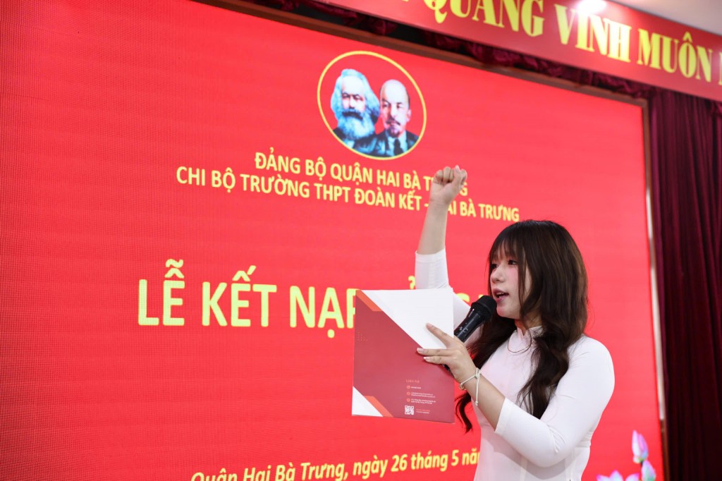 Được vinh dự kết nạp Đảng khi còn ngồi trên ghế nhà trường là niềm vinh dự, tự hào của đảng viên trẻ. (Ảnh: Thanh Tùng)