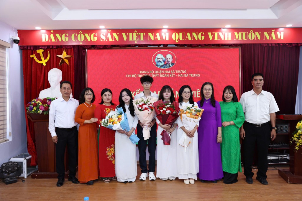 Chi bộ và Ban Giám hiệu Trường THPT Đoàn Kết - Hai Bà Trưng chúc mừng các đảng viên trẻ. (Ảnh: Thanh Tùng)