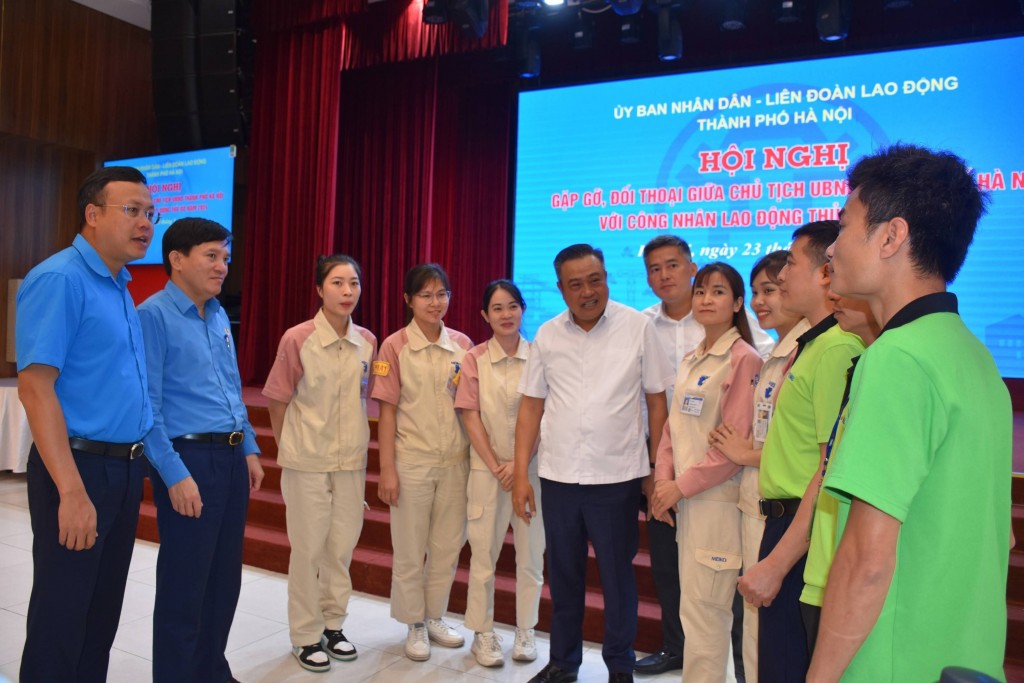 Chủ tịch UBND thành phố Hà Nội Trần Sỹ Thanh gặp gỡ công nhân lao động tại Hội nghị gặp gỡ, đối thoại giữa Chủ tịch UBND Thành phố với công nhân lao động Thủ đô năm 2024