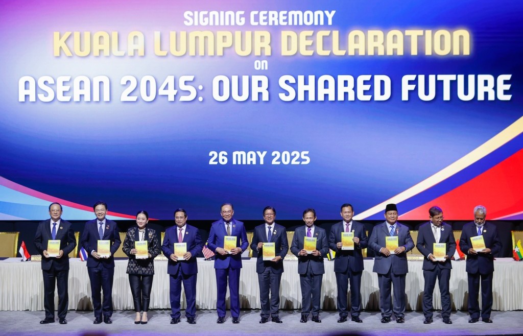 Thủ tướng cùng các nhà lãnh đạo ký Tuyên bố "ASEAN 2045: Tương lai chung của chúng ta"