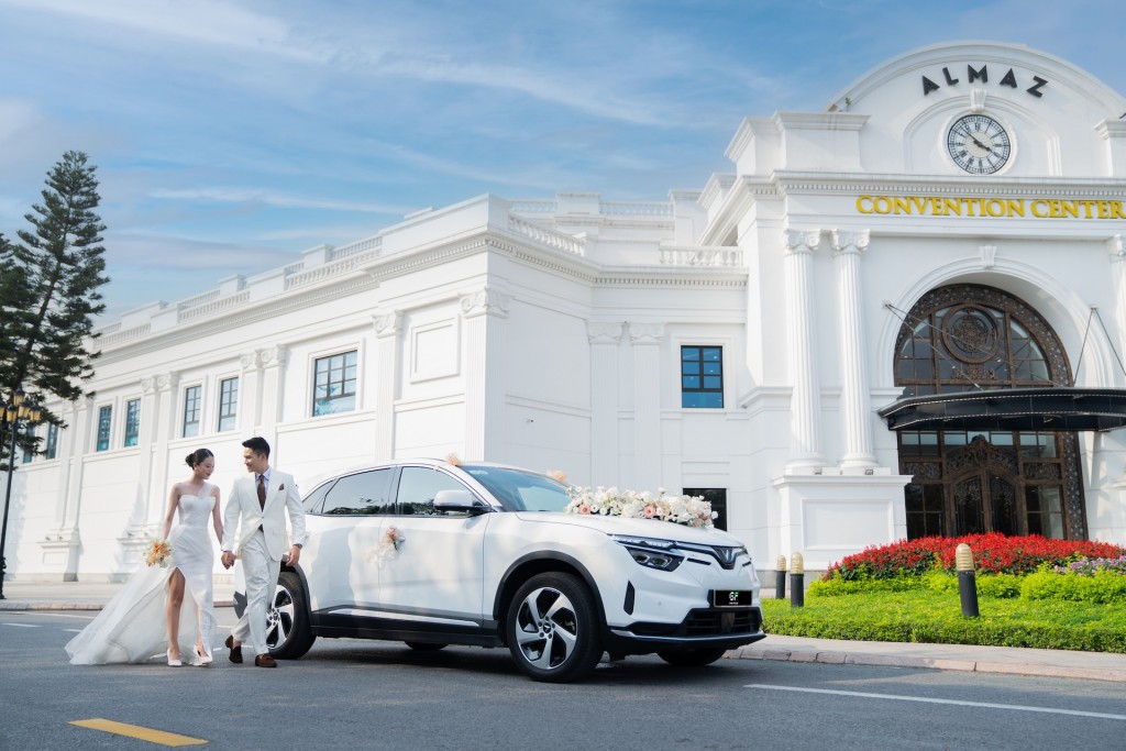 Mỗi chiếc xe VinFast thuộc gói xe cưới đều được chăm chút tỉ mỉ, trang trí tinh tế, truyền tải thông điệp hướng tới tương lai bền vững cho thế hệ mai sau