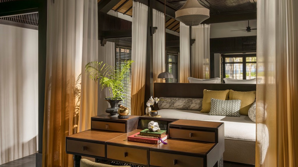 Nội thất ở các căn biệt thự tại Four Seasons The Nam Hải, Hội An thể hiện sự hòa quyện tinh tế giữa kiến trúc nhà vườn truyền thống Việt Nam và phong cách đương đại – tất cả mọi chi tiết đều được chăm chút tỉ mỉ để mang đến cảm giác thư thái và thanh nhã.