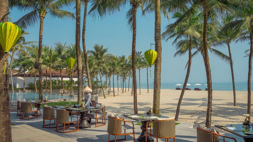 Trải nghiệm ẩm thực bên bờ biển tại Four Seasons The Nam Hải, Hội An mang đến không gian yên bình dưới những hàng dừa xanh mát, hướng trọn tầm nhìn ra bãi biển Hà My thơ mộng, hòa cùng tiếng sóng vỗ nhẹ nhàng cho một bữa ăn trọn vẹn.
