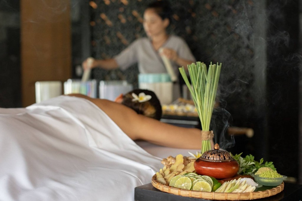 Liệu trình Nam Hải Earth Song tại The Heart of the Earth Spa là sự kết hợp hài hòa giữa liệu pháp thảo dược truyền thống, hương tự nhiên và liệu pháp âm thanh cộng hưởng - dẫn dắt du khách vào một hành trình phục hồi, tái kết nối với cơ thể, tâm trí và trái đất.