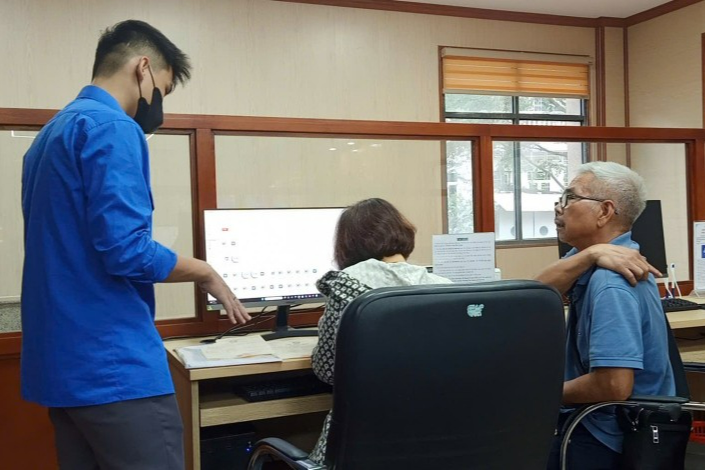 Thanh niên tình nguyện quận Hai Bà Trưng hỗ trợ người dân 