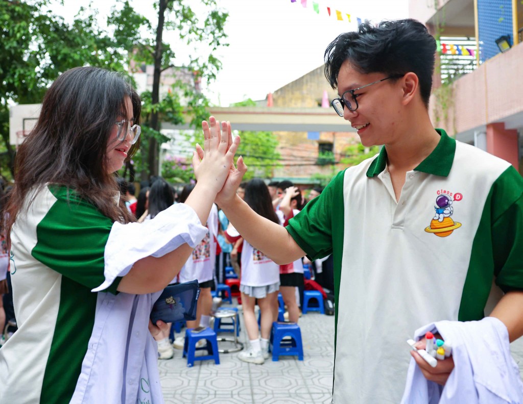 Học trò lớp 9 bồi hồi xúc động ngày chia tay thầy cô