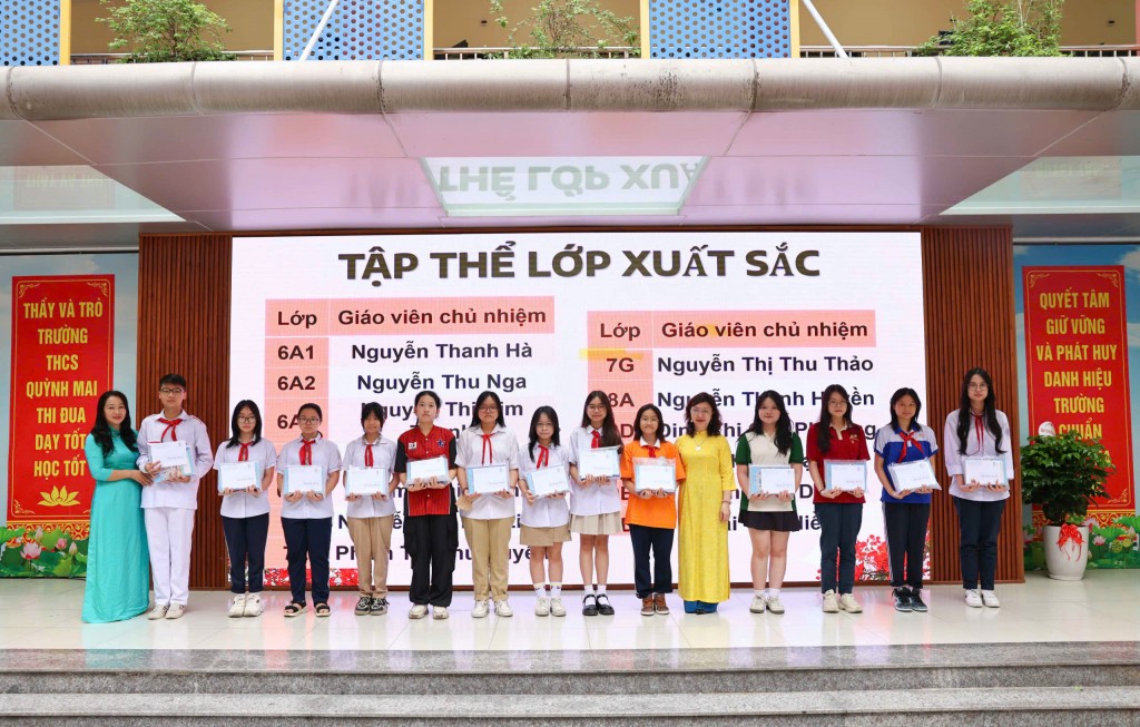 Các tập thể lớp xuất sắc đón nhận khen thưởng. (Ảnh: Thanh Tùng)
