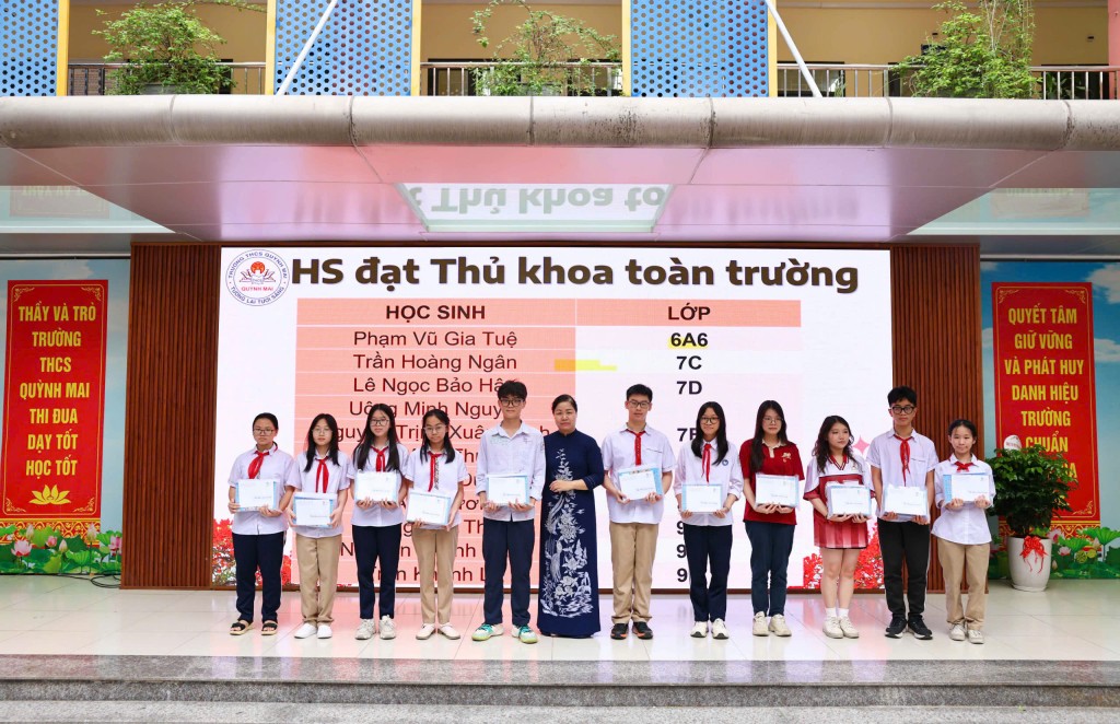 BGH nhà trường khen thưởng học sinh có thành tích xuất sắc. (Ảnh: Thanh Tùng)