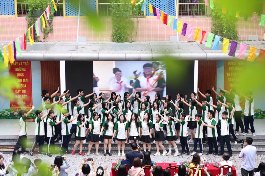 Học sinh lớp 9 với những ca khúc về thầy cô, mái trường trong lễ chia tay thầy cô. (Ảnh: Thanh Tùng)