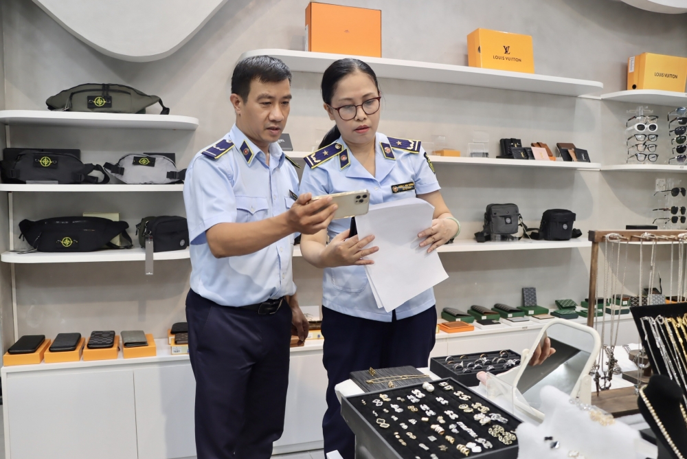 Có sự buông lỏng, tiếp tay của cán bộ cho buôn lậu, hàng giả
