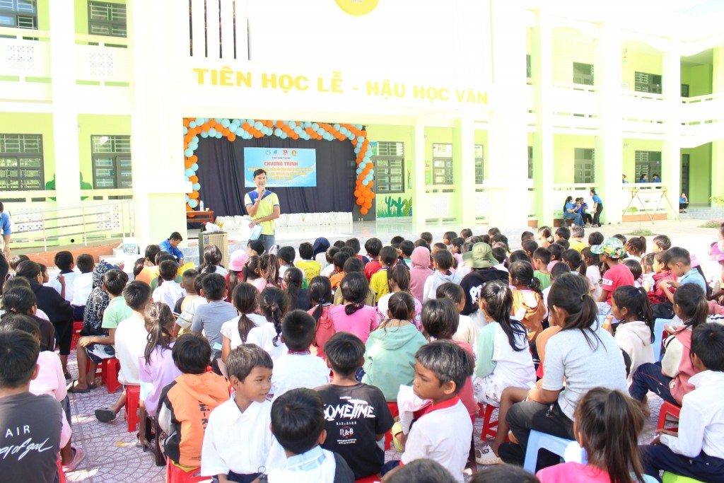 Các em thiếu nhi được tham gia buổi tập huấn phòng chống đuối nước và nhận những món quà ý nghĩa.
