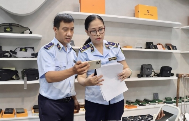 Có sự buông lỏng, tiếp tay của cán bộ cho buôn lậu, hàng giả