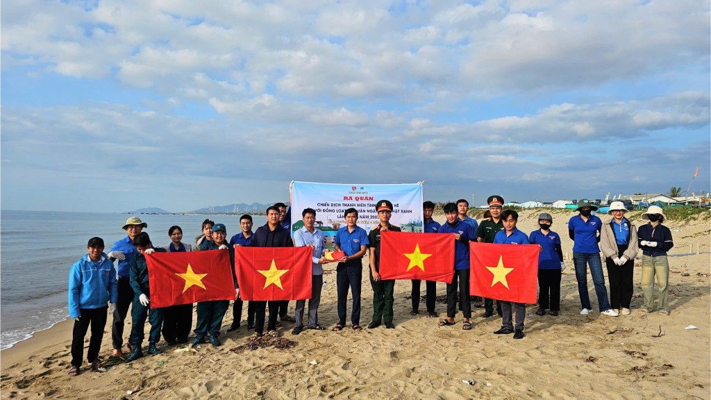 Ban Thường vụ Tỉnh đoàn Ninh Thuận tặng 50 lá cờ cho ngư dân tại thôn Hoà Thạnh, xã An Hải.