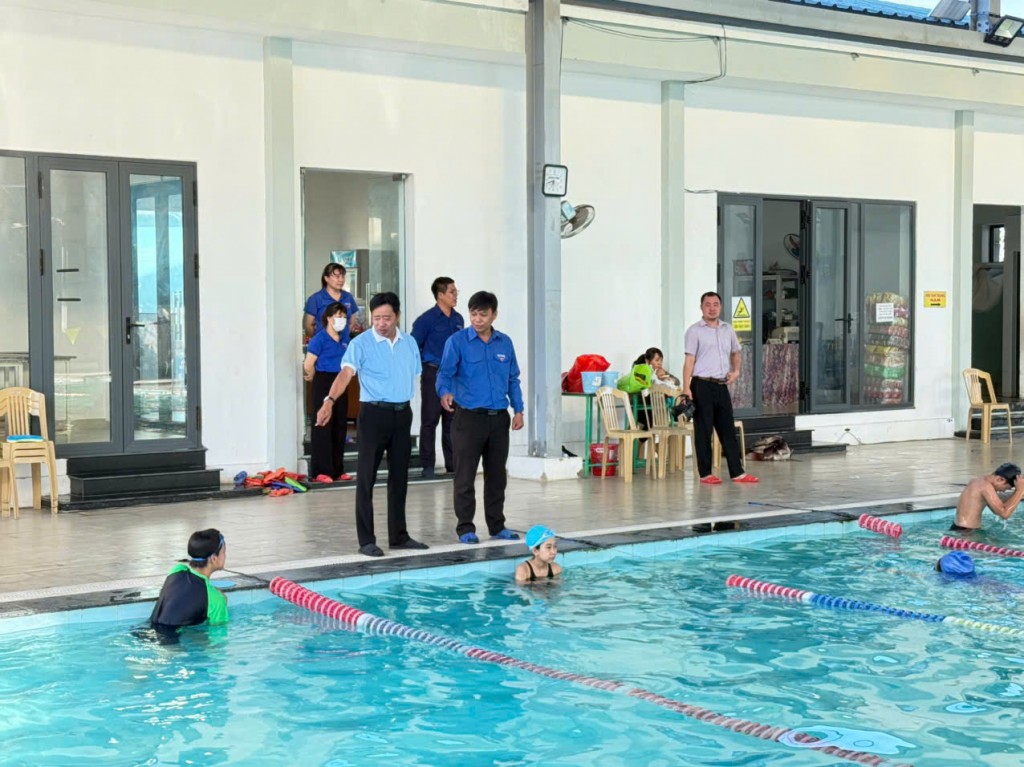 Tổ chức lớp học bơi miễn phí và trang bị kỹ năng phòng, chống đuối nước cho thiếu nhi tại Hồ bơi Nhà Thiếu nhi tỉnh