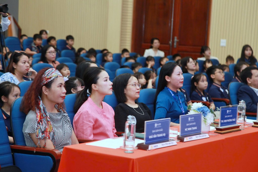Các thầy cô giáo, đại biểu và đông đảo học sinh tham dự vòng chung khảo và trao giải cuộc thi