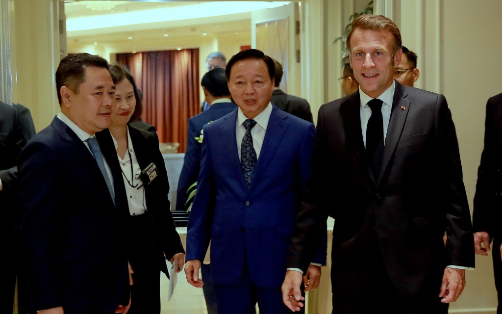 Tổng thống Pháp Emmanuel Macron và Phó Thủ tướng Trần Hồng Hà tại cuộc ăn sáng - làm việc - Ảnh: VGP/Minh Khôi
