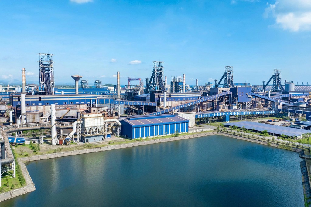 Khu liên hợp sản xuất gang thép Hòa Phát Dung Quất - tỉnh Quảng Ngãi. Đây là cơ sở sản xuất lớn nhất của Hòa Phát, với quy mô 700ha, quy mô công suất 12 triệu tấn thép/năm, trong đó tập trung chủ yếu vào thép chế tạo, thép chất lượng cao
