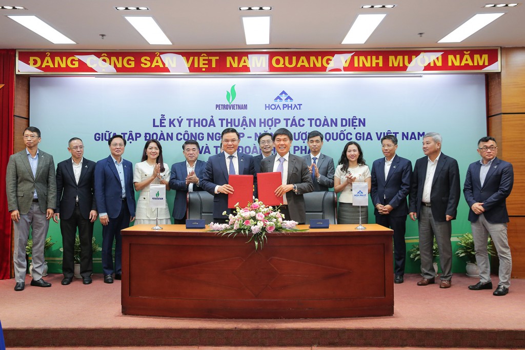 Chủ tịch HĐTV Petrovietnam Lê Mạnh Hùng và Chủ tịch HĐQT Tập đoàn Hòa Phát Trần Đình Long ký kết thỏa thuận hợp tác toàn diện giữa hai tập đoàn